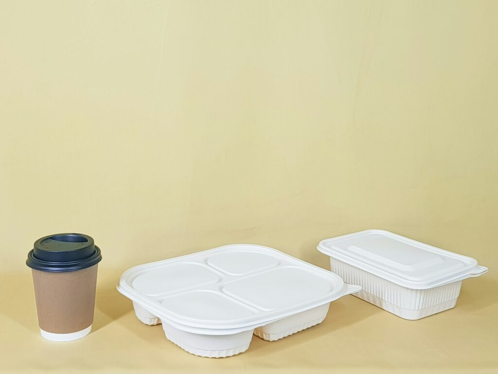 contenedor de plástico blanco sobre mesa de madera marrón